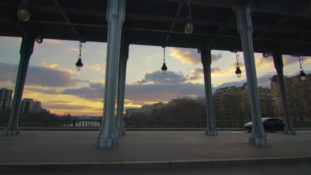 Berühmtes Wahrzeichen Von Paris Eiserne Brücke Über Den Fluss Paris — Stockvideo
