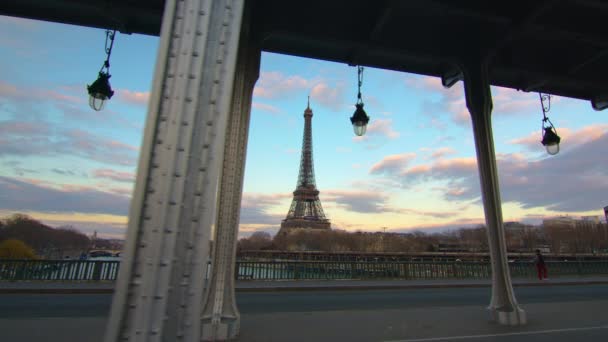 塞纳河上著名的桥是巴黎最受欢迎的景点之一 旧的地铁过桥 日落时的埃菲尔铁塔美景 高质量的4K镜头 — 图库视频影像