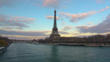 Paris 'in ünlü simgesi. Paris metrosunun geçtiği metal kuleye yakın Paris 'teki nehrin üzerindeki demir köprü. Yüksek kalite 4k görüntü