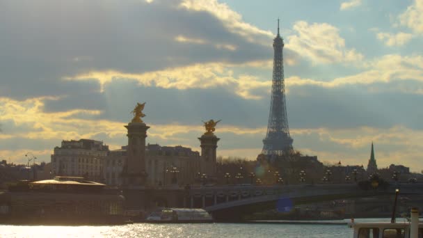 Красивый Парижский Мост Через Сену Золотыми Скульптурами Уличными Фонарями Мост — стоковое видео