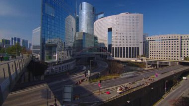 Savunma Bakanlığı 'nın zaman çizelgeleri Paris' teki modern iş ve finans bölgelerini yüksek binalarla dolduruyor. Yazın mavi bulutlu gökyüzü. Modern kulelerdeki yansımalar. Yüksek kalite 4k görüntü