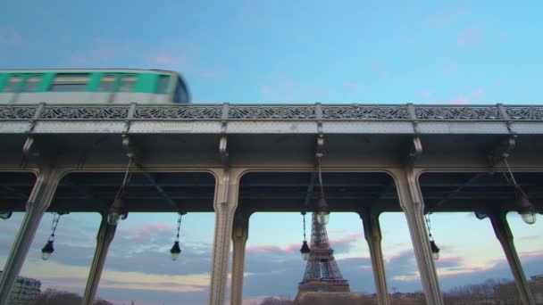 Metró Vonat Bir Hakeim Hídon Híres Mérföldkő Párizsban Kiváló Minőségű — Stock videók