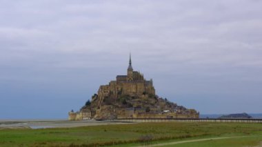 Zaman atlamalı görkemli Mont Saint Michel, Fransa, Normandiya 'da manastırı olan ikonik gelgit adası. Yüksek kalite 4k görüntü