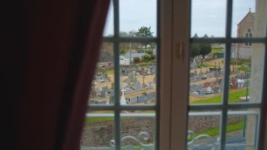 Eski şatonun penceresinden eski Fransız mezarlığında perdeleri olan manzarayı. Yüksek kalite 4k görüntü