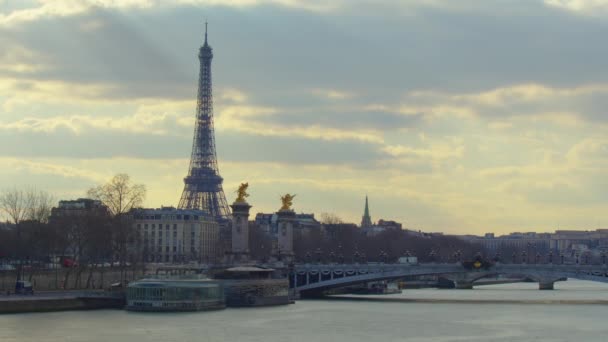 塞纳河上美丽的巴黎桥 有着金色的雕塑和街灯 从法国巴黎塞纳河上的一座桥上看到亚历山大港三世桥 高质量的4K镜头 — 图库视频影像