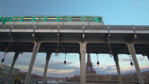 Metrometro Parijs Metro Systeem Trein Passeren Brug Bir Hakeim Spoorweg — Stockvideo