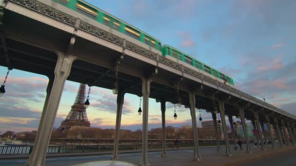 Поезд Метрополитена Парижа Проходящий Железнодорожному Мосту Бир Хакейм Париже Франция — стоковое видео