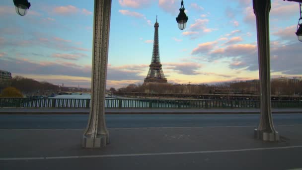 Híres Mérföldkő Párizsban Vashíd Folyó Felett Párizsban Közel Fémtoronyhoz Amelyen — Stock videók