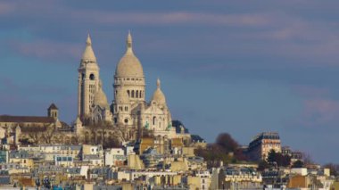 Paris, Fransa, 28 Şubat 2023: Paris 'te yüksek bir noktadan Paris' teki evlerin çatılarına geniş bir bakış açısı. Yüksek kalite 4k görüntü