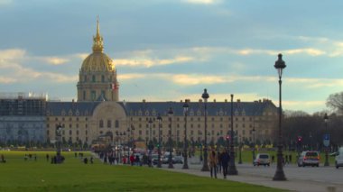 Paris, Fransa, 28 Şubat 2023, Hotel des Invalides ve Paris 'in çatıları. Sokak lambaları ve yol trafiği. Yüksek kalite 4k görüntü