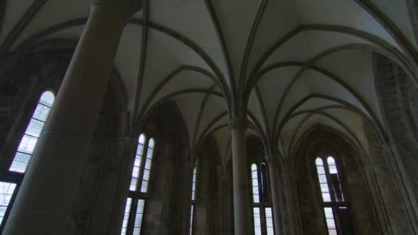 Kamera Mont Saint Michel Kalesinin Tepesindeki Kilisenin Içinde Hareket Ediyor — Stok video