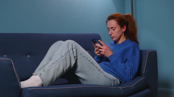 Kobieta Siedzi Kanapie Bez Słowa Kobieta Uzależniona Gadżetów Używająca Telefonu — Wideo stockowe