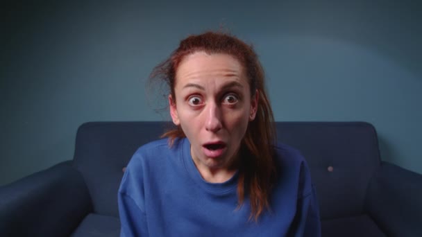 Шокированное Женское Лицо Открытым Ртом Большими Глазами Смотрящими Камеру Синем — стоковое видео