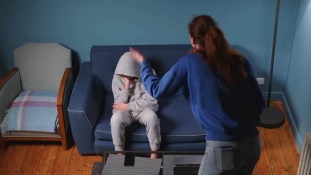 Mamá Grita Regaña Hijo Habitación Del Sofá Azul Mujer Irritada — Vídeo de stock
