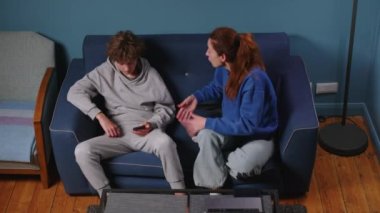 Anne çığlık atar ve oğlunu mavi kanepede azarlar. Sinirli bir kadın, genç bir kıza ders verir. Çocuğun zor bir ergenliği var. Ailede çocuk istismarı. Yüksek kalite 4k görüntü