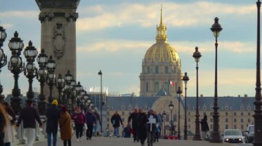 Paris, Fransa, 28 Şubat 2023, Hotel des Invalides ve Paris 'in çatıları. Sokak lambaları ve yol trafiği. Yüksek kalite 4k görüntü