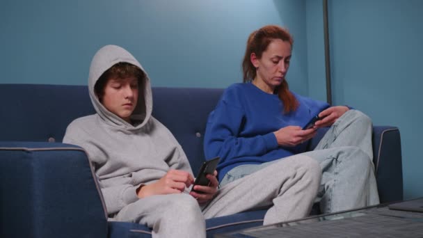 Anne Oğlu Birbirleriyle Konuşmadan Kanepede Oturuyorlar Cihazlara Bağımlı Cep Telefonu — Stok video