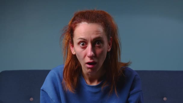 Chockad Kvinna Ansikte Med Öppnad Mun Och Stora Ögon Ser — Stockvideo