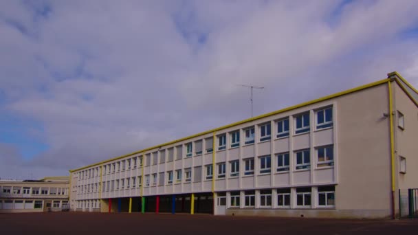 Aufnahmen Einer Schulfassade Rahmen Weite Einstellungen Ein Wolkenbewegungen Über Dem — Stockvideo