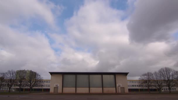 学校のファサードの広いショットフレームのショットは 近代的な建物の屋根の上に雲の動き フランス語学校を卒業 フランスでの無料ヨーロッパ教育 高品質4K映像 — ストック動画