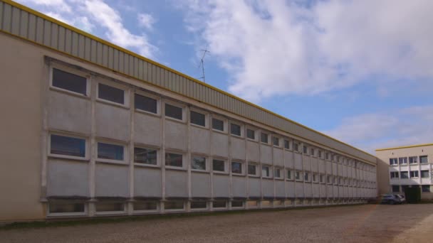Okulun Cephelerinde Geniş Kareler Modern Bir Binanın Çatısında Bulutların Hareketi — Stok video