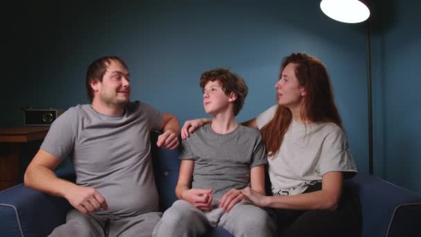 Lgilenen Ebeveynler Genç Oğullarıyla Birlikte Mavi Bir Koltuğa Oturur Çeşitli — Stok video