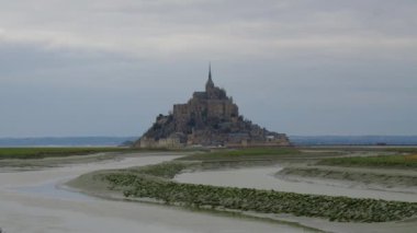 Mont Saint Michel Fransa 'nın Normandiya şehrinde kayalık bir gelgit adası. Mont-Saint Michel ve körfezi UNESCO 'nun Dünya Mirasları listesinde yer almaktadır. Zaman aşımı. Yüksek kalite 4k görüntü