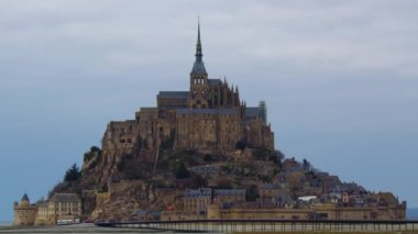 Mont Saint Michel Fransa 'nın Normandiya şehrinde kayalık bir gelgit adası. Mont-Saint Michel ve körfezi UNESCO 'nun Dünya Mirasları listesinde yer almaktadır. Zaman aşımı. Yüksek kalite 4k görüntü