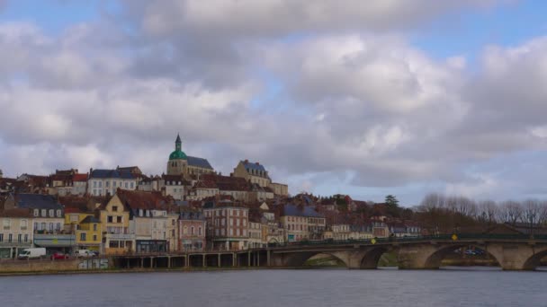 중심부에 구름이 아름다운 거리와 전통적 프랑스 의집들의 프랑스 역사의 프랑스의 — 비디오