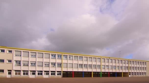 전면에 폭넓은 프레임 건물의 구름의 움직임 프랑스 운동장에서의 단축되었습니다 프랑스의 — 비디오