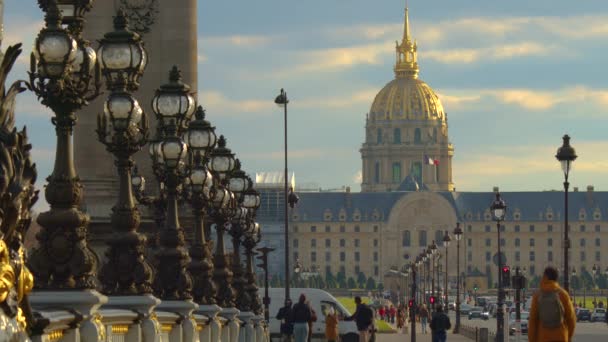 프랑스 2023 조각품 가로등으로 센강을 가로지르는 아름다운 알렉상드르 파리의 강에서 — 비디오