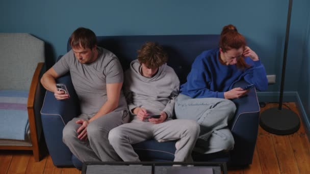 Die Familie Sitzt Auf Der Couch Ohne Miteinander Reden Süchtig — Stockvideo