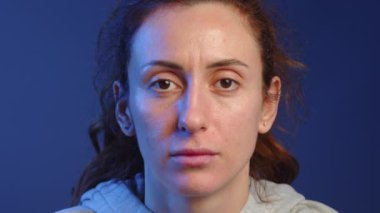 Güzel bir kadının gülüşünü yakından çek. Bir kadının ağzında temiz, beyaz, sağlıklı dişler. Kameraya gülümseyen mutlu kadının yakın çekimi, diş hizalama işleminden sonra beyaz bir gülümseme göstermesi.