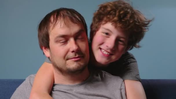 Uma Criança Feliz Abraça Seu Pai Retrato Uma Criança Feliz — Vídeo de Stock