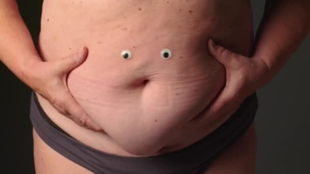 Primer Plano Mujer Gorda Pliegues Piel Grasa Estómago Pérdida Peso — Vídeos de Stock