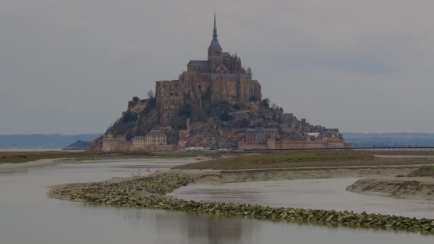 Mont Saint Michel Fransa Nın Normandiya Şehrinde Kayalık Bir Gelgit — Stok video
