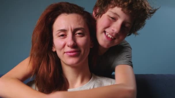 Понимание Семьи Подростковом Возрасте Счастливый Подросток Обнимает Мать Поздравляя Сына — стоковое видео