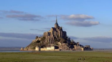 Gün batımında ünlü Mont-Saint-Michel, zaman aşımı. Gün batımında Fransa 'nın en güzel şehri Mont Saint-Michel, Normandiya, Fransa. Zaman ayarlı video. Yüksek kalite 4k görüntü