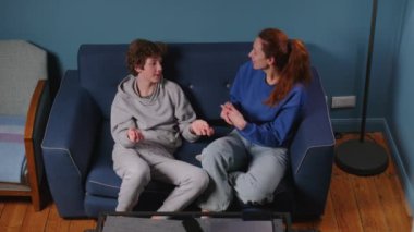 Şefkatli bir anne oğluyla konuşuyor. Bir genç, evdeki mavi bir kanepede ailesiyle tartışıyor. Bir anneden çocuk büyütmek, ergenlik çağındaki bir ergenle ciddi bir konuşma. Yüksek kalite 4k
