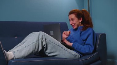 Gülümseyen kadın video ev ofisindeki bilgisayarlı web kamerası konferansını kullanarak uzaktan iş görüşmesi için arıyor. Sanal sohbet buluşmasıyla konuşan mutlu bir bayan. İnternet üzerinden randevulaşırken bilgisayar araması kullanıyor..