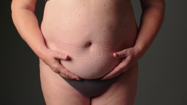 胖女人的特写镜头女人腹部皮肤和脂肪的褶皱 体重减轻或体重增加 糟糕的食物和不健康的食物 高质量的4K镜头 — 图库视频影像
