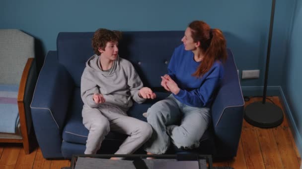 Mãe Carinhosa Falar Com Filho Adolescente Discute Com Seus Pais — Vídeo de Stock