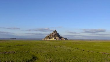 Gün batımında ünlü Mont-Saint-Michel, zaman aşımı. Gün batımında Fransa 'nın en güzel şehri Mont Saint-Michel, Normandiya, Fransa. Zaman ayarlı video. Yüksek kalite 4k görüntü