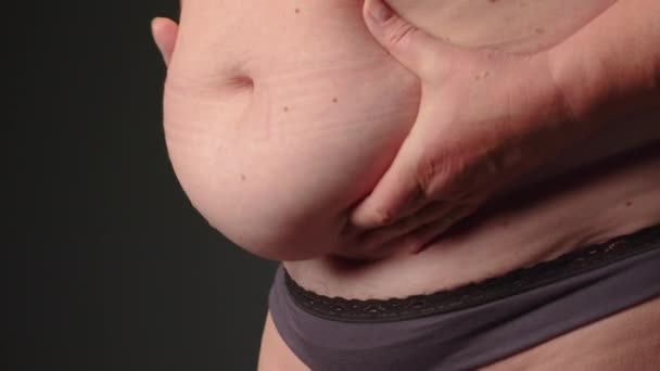 Fechar Mulher Gorda Mulher Dobras Pele Gordura Estômago Perda Peso — Vídeo de Stock