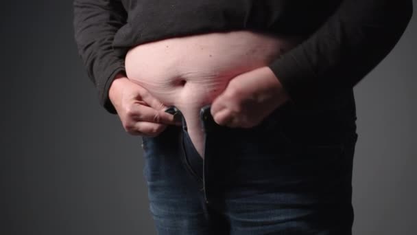 Надмірна Вага Важка Літня Жінка Прищипує Живіт Проблеми Переїданням Ожиріння — стокове відео