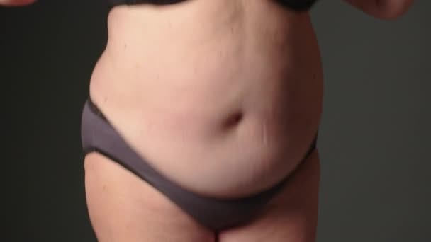 Súlyos Túlsúlyos Idős Csípi Hasát Elhízott Elhízott Súly Emberek Amelyek — Stock videók