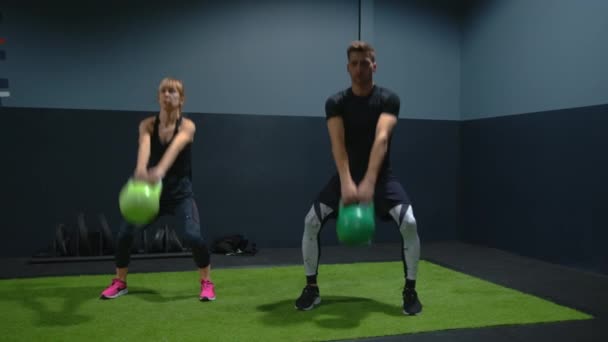 Вправа Молода Жінка Чоловік Фізична Підготовка Тренування Здоров Оздоровлення Спортзалі — стокове відео