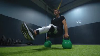 Moda egzersizleri ile modern eğitim insanı yakışıklı, zayıf ve güçlü yapar. Sağlıklı bir yaşam tarzı modern dünyada uzun ve mutlu bir hayatın anahtarıdır. Erkekler için spor egzersizleri. Yüksek kalite 4k