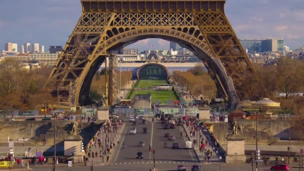 Auto Mensen Rijden Langs Weg Bij Toren Brug Seine Uitzicht — Stockvideo