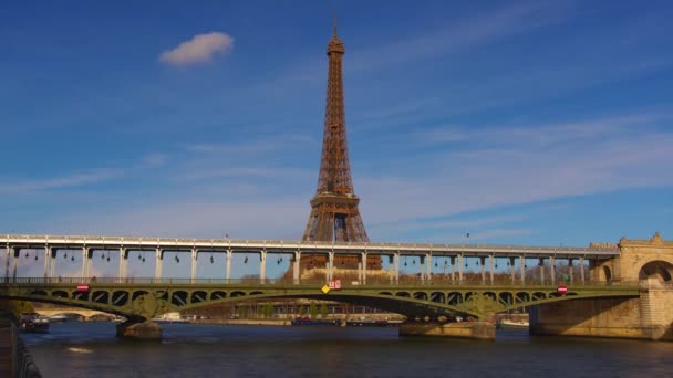 パリで最も訪問されたアトラクションの眺めはエッフェル塔です 古い地下鉄が動く鉄橋 背景に雲が動いている 時間の経過 高品質4K映像 — ストック動画